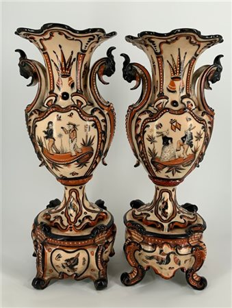 Manifattura del secolo XIX. Coppia di vasi biansati in porcellana dipinta a fig