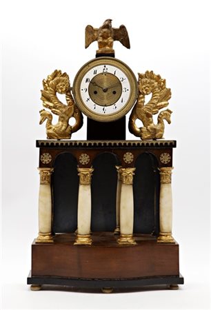 Orologio a portico con cassa di forma mossa in legno, decori dorati e colonne i