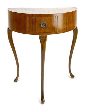 Piccola console a mezzaluna con cassetto nella fascia in legni vari e gambe mos