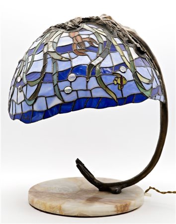 Lampada da tavolo in bronzo e vetri policromi fissati a piombo, sostegno ad arc