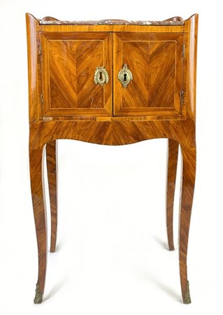 Mobiletto da centro di forma mossa lastronato e filettato in legni vari con fro