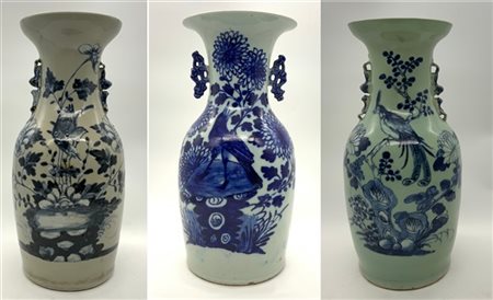 Tre vasi biansati in porcellana decorata in monocromia blu a volatili e fiori.