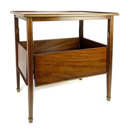 Tavolino porta vivande a due ripiani in mogano filettato in ottone, piano infer