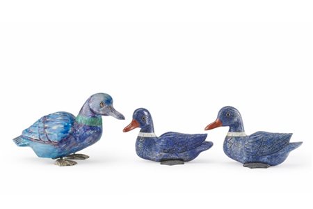 Lotto di tre figure di papere, di cui due con lapis e becco in diaspro, una in