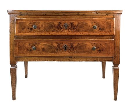 Piccolo comò in noce a due casetti con specchiature radicate e filettate, gambe