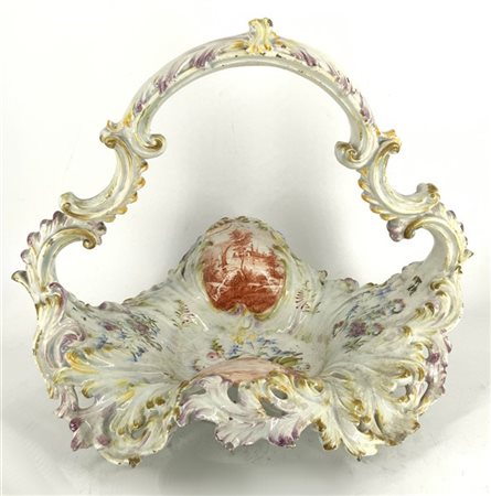 Manifattura di Nove, Bassano, secolo XIX. Cesto in maiolica sagomata e traforat