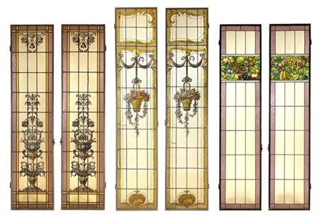 Lotto composto da tre coppie di ante in vetro piombato e dipinto in policromia