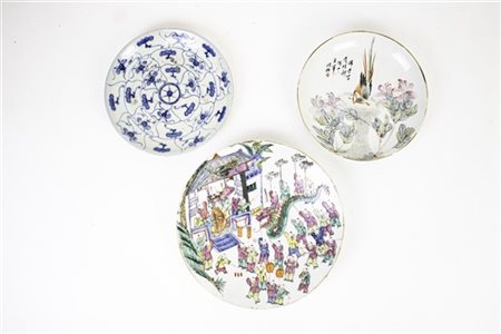 Lotto di tre piatti in porcellana dipinti in policromia tra cui uno Famiglia Ro