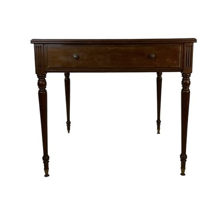 Tavolo in mogano con due cassetti nella fascia, gambe tornite e scanalate. (cm