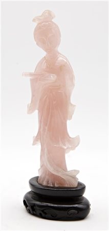 Guanyin scolpita in quarzo rosa. Cina, secolo XX (h. cm 14) su base in legno (d