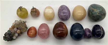 Lotto composto da numerose uova e frutti in pietre dure (difetti)