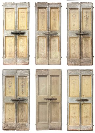 Gruppo di sei porte a doppia anta in legno dipinto, alcune con pannellature dec