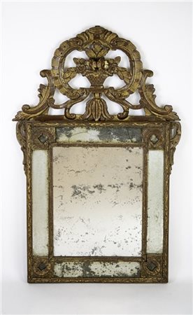 Specchiera in legno intagliato con tracce di doratura a doppio ordine specchiat