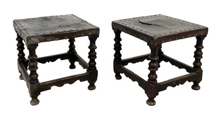 Coppia di antichi sgabelli con gambe in legno tornito a rocchetto riunite da tr