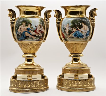 Coppia di vasi biansati in porcellana con basi ovali, decorati sul fronte in po