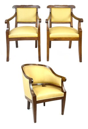 Lotto composto da tre poltrone in noce di cui una coppia con braccioli mossi e