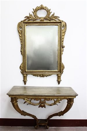 Console pensile in legno intagliato e dorato di forma mossa con decoro a volute