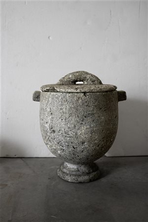 Vaso biansato in granito a coppa con coperchio ad un'ansa in pietra (h cm 48) (