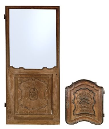 Lotto composto da una porta ad un'anta in noce con pannellatura intagliata a ra