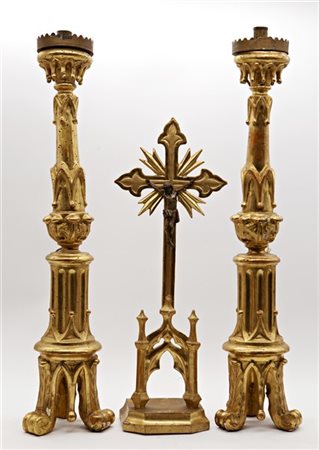 Lotto composto da Crocefisso d'appoggio e coppia di candelieri in legno intagli