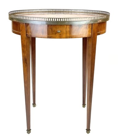 Tavolino di forma ovale in legni vari con cassetto nella fascia e gambe rastrem