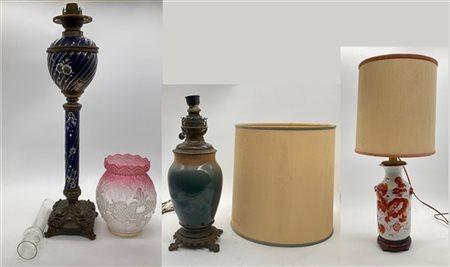 Lotto composto da una lampada d'appoggio in metallo sbalzato e dipinto a smalti