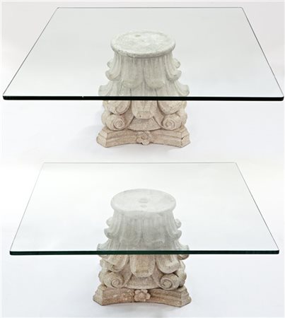 Coppia di tavolini con basi a capitello corinzio in cemento e piani in vetro (c