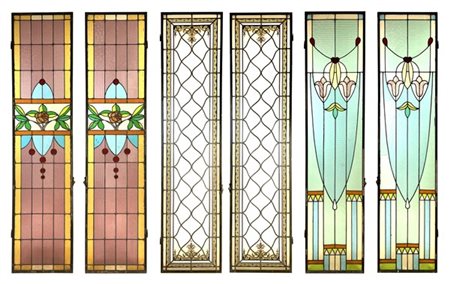 Lotto composto da tre coppie di ante in vetro piombato policromo con decoro flo