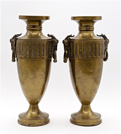 Coppia di vasi biansati in metallo dorato con anse anellate a testa di caprone