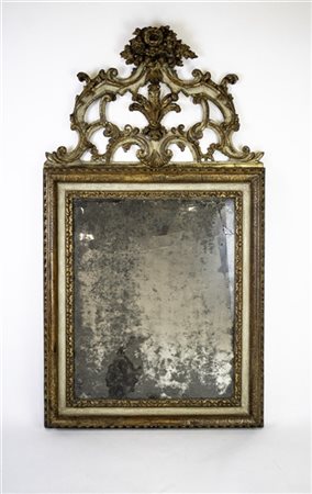 Specchiera in legno intagliato, dipinto e dorato con cornice a doppio ordine e