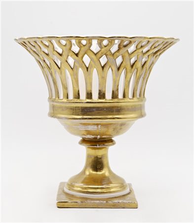 Alzata a coppa traforata in ceramica dorata con base quadrata (h cm 27) (difett