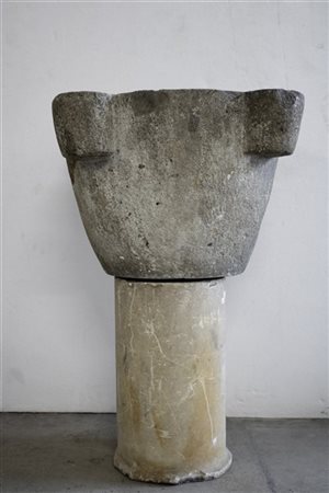 Antico mortaio in pietra (cm 32x37) su base a colonna (h tot cm 70) (difetti)