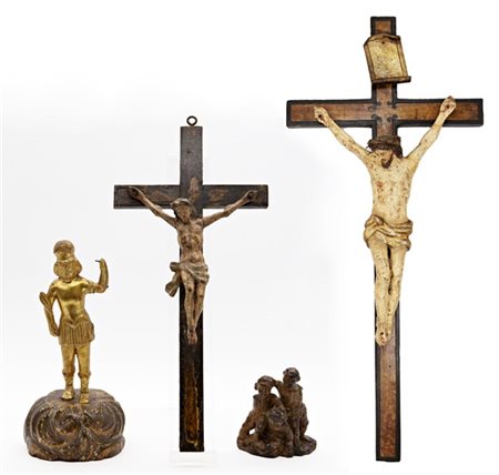 Arte del secolo XIX. Lotto composto da due Crocifissi in legno e cartapesta dip