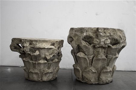 Due antichi capitelli corinzi in marmo scolpito (h cm 43 e 32) (mancanze e rest