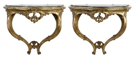 Coppia di console pensili in legno intagliato e dorato, gambe mosse raccordate