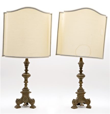 Coppia di portaceri in bronzo tornito su basi tripodi, secolo XVIII (h cm 38),