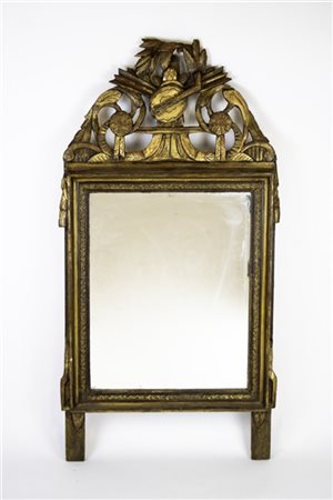 Specchiera in legno intagliato e dorato a mecca con cimasa traforata. Secolo XI