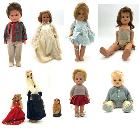 Cartone contenente numerose bambole e giochi in materiali diversi tra cui alcun