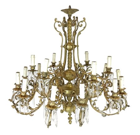 Lampadario in bronzo dorato a diciotto luci con bracci a volute fogliate e pend