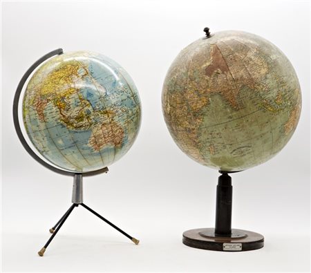 Lotto composto da due diversi mappamondi da tavolo di cui uno in plastica e met