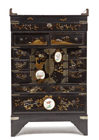 Piccolo stipo in legno laccato decorato a volatili e foglie in oro e con tre pl