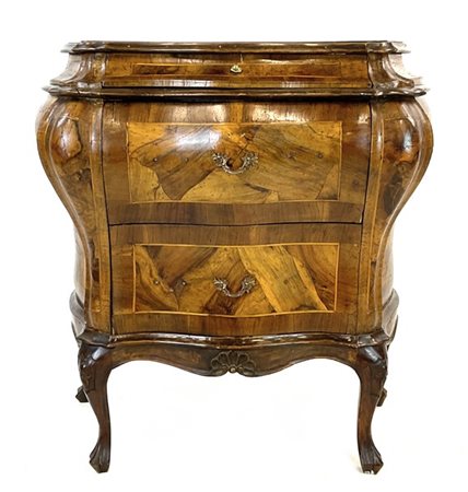 Piccolo comò bombato veneto lastronato in noce, radica di noce e filettato. Fro