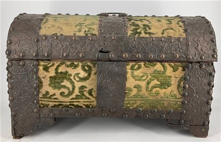 Piccolo baule in legno con bordure in metallo inciso e borchiato, riserve in te