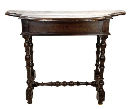 Tavolino da parete in noce con piano sagomato a profilo mistilineo, gambe e tra