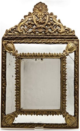 Specchiera con cornice a doppio ordine decorata da bordure in metallo sbalzato