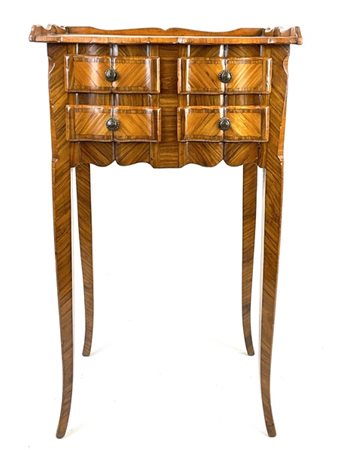 Mobiletto da centro lastronato in legni vari con fronte a quattro cassettini e