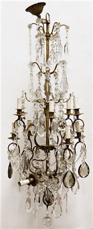 Lampadario a dodici luci con struttura e bobeche in metallo dorato, pendagli di