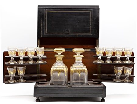 Porta liquori del tipo "cave a liqueur" in legno ebanizzato con profili in otto