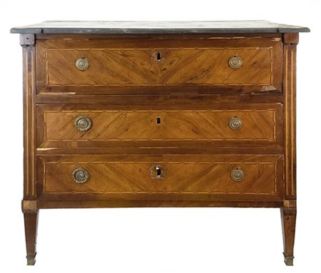 Cassettone impiallacciato e filettato in legni di varie essenze, fronte a tre c