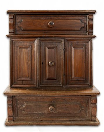 Inginocchiatoio in noce con fronte ad un anta e doppia lesena incernierata, due